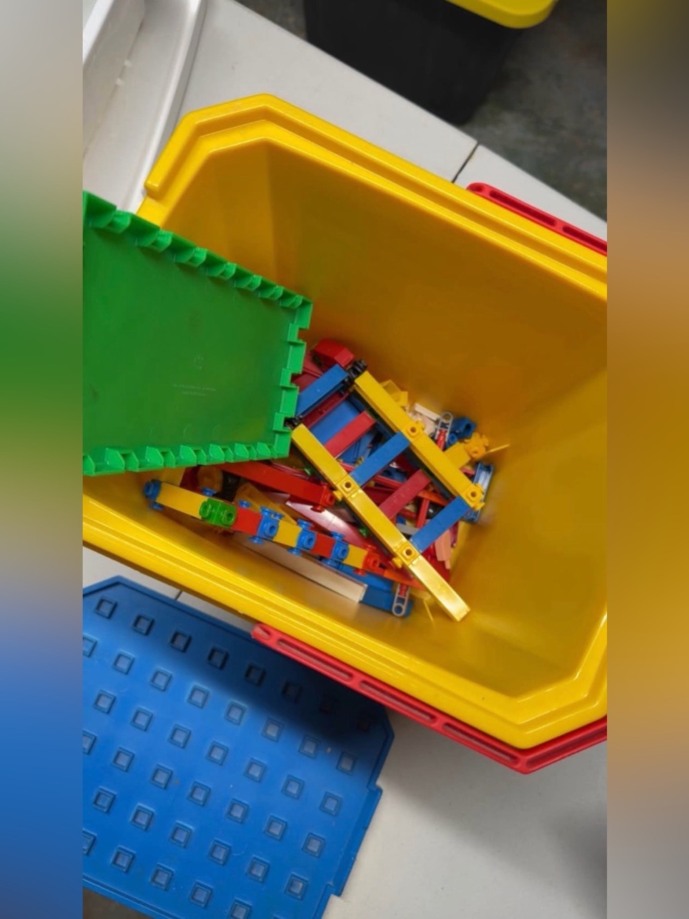 Fisher-Price BASIX CONSTRUX Building Set - Yellow/Blue/Red - Picture 3 of 3